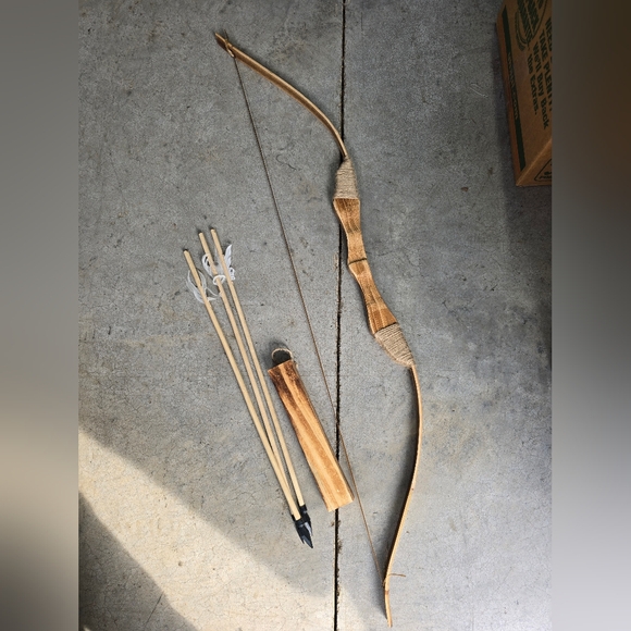 Youth Wooden Bow and Arrows with Quiver and Set of 3 Arrows - Picture 2 of 2